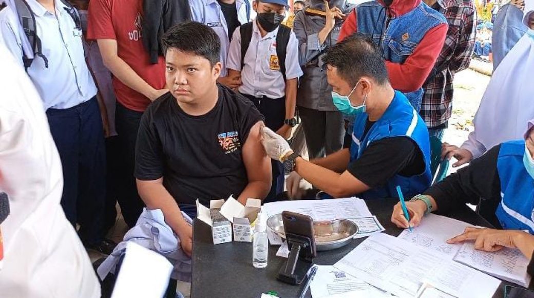 Peringati Pengabdian AKABRI 90, Polres Kolaka Gelar Vaksinasi Massal