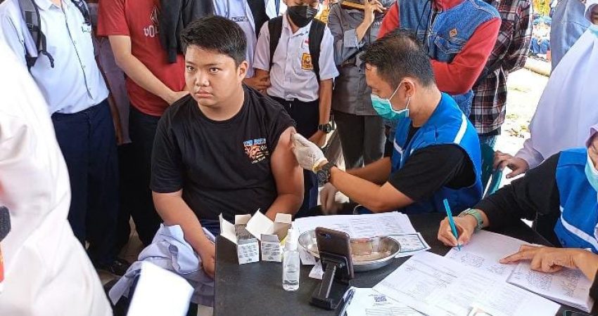 Peringati Pengabdian AKABRI 90, Polres Kolaka Gelar Vaksinasi Massal