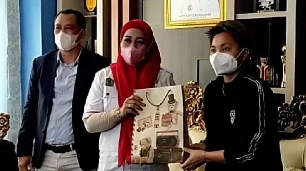 Bupati Konawe Tunaikan Janji Kepada Sang Bintang Olimpiade