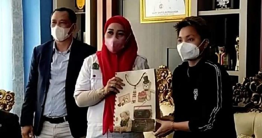 Bupati Konawe Tunaikan Janji Kepada Sang Bintang Olimpiade