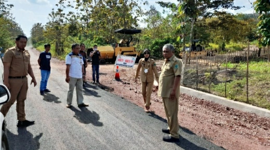 Bupati Konawe Tinjau Pengaspalan dan Rencana Pembangunan Dermaga