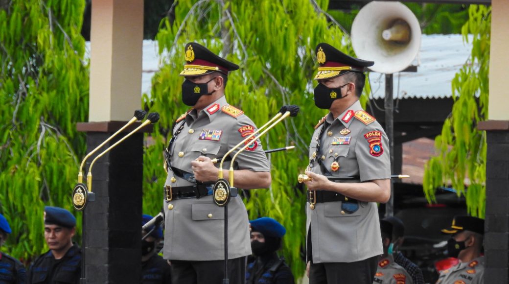 Serahkan Pataka ke Pejabat Baru, Kapolda Sultra Resmi Berganti