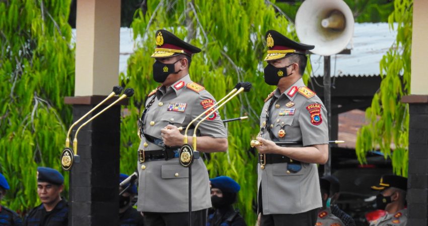 Serahkan Pataka ke Pejabat Baru, Kapolda Sultra Resmi Berganti