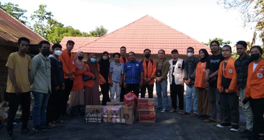 KBM Stmik Bersama KNPI Sultra Serahkan Bantuan ke Korban Kebakaran