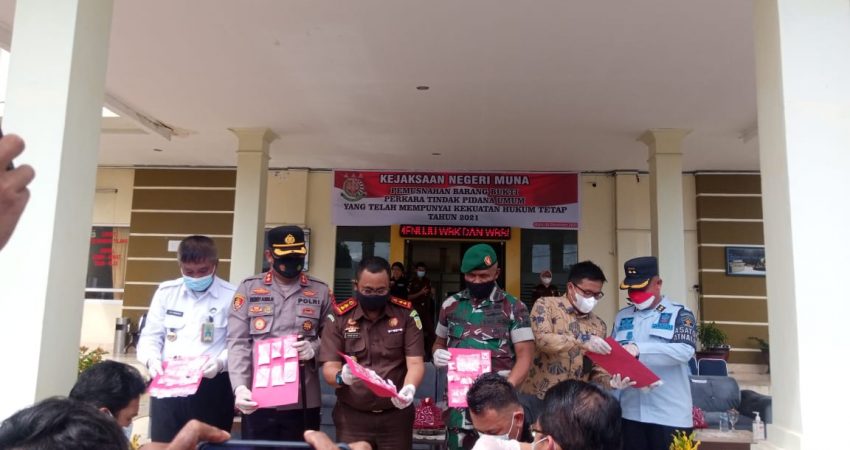 Jelang Akhir Tahun, Kejari Muna Musnahkan BB TP