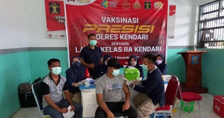 Lapas Kelas II Kendari Bersama Polres Kendari Laksanakan Vaksinasi
