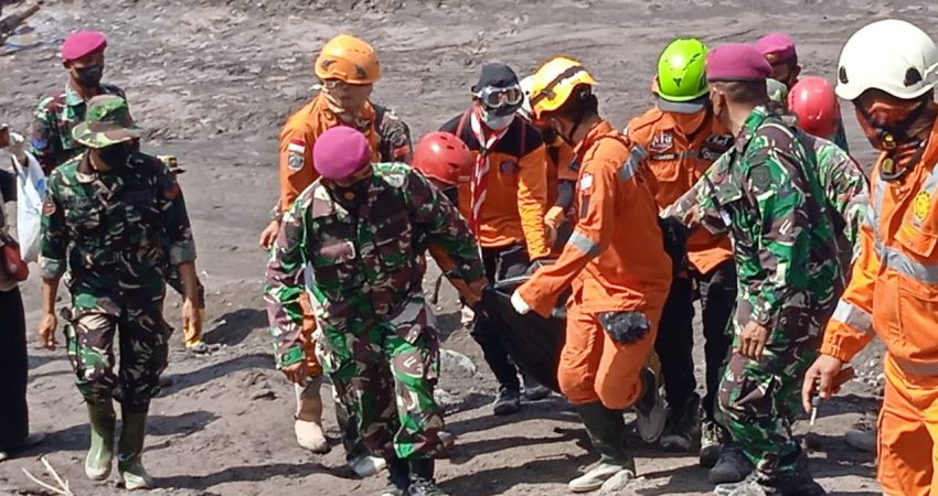 TNI AL dan Tim SAR Gabungan Temukan Dua Jenazah Korban Letusan Gunung Semeru