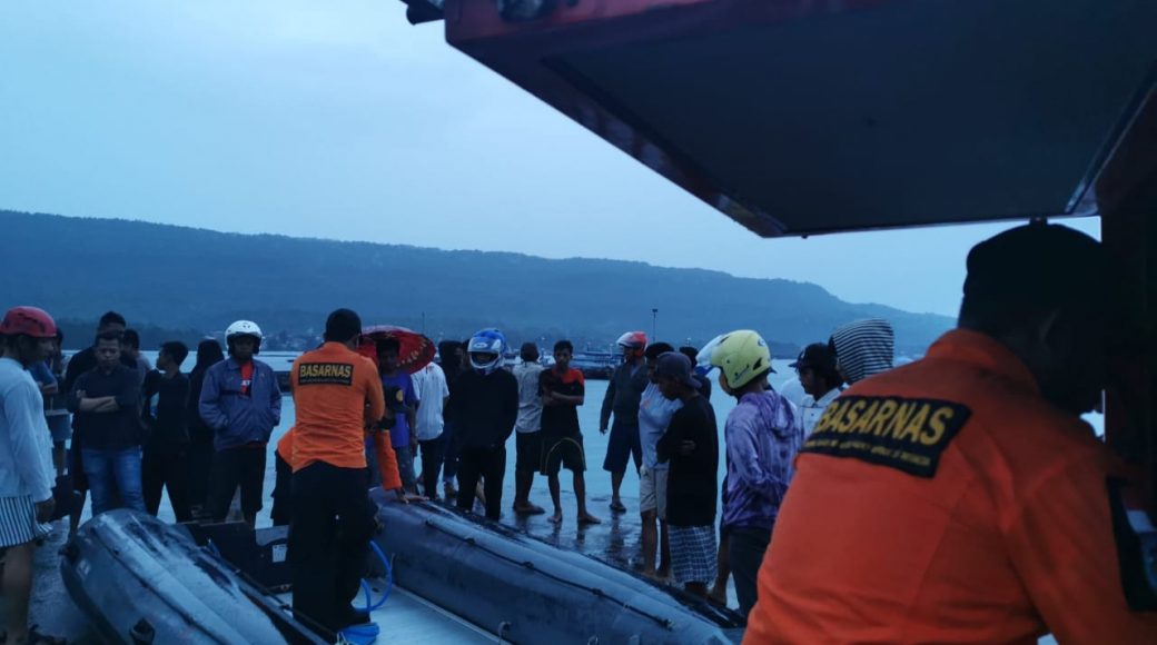Long Boat Terbalik di Teluk Pasar Wajo Satu Orang Selamat Satu Orang  dalam Pencarian