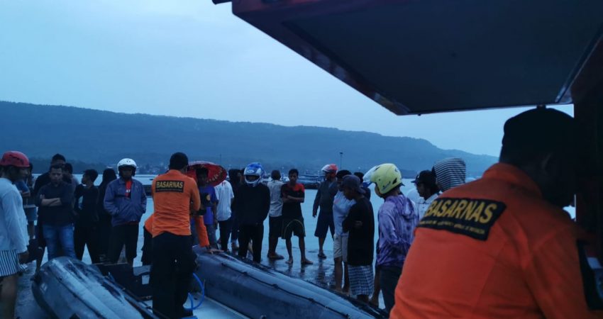 Long Boat Terbalik di Teluk Pasar Wajo Satu Orang Selamat Satu Orang  dalam Pencarian