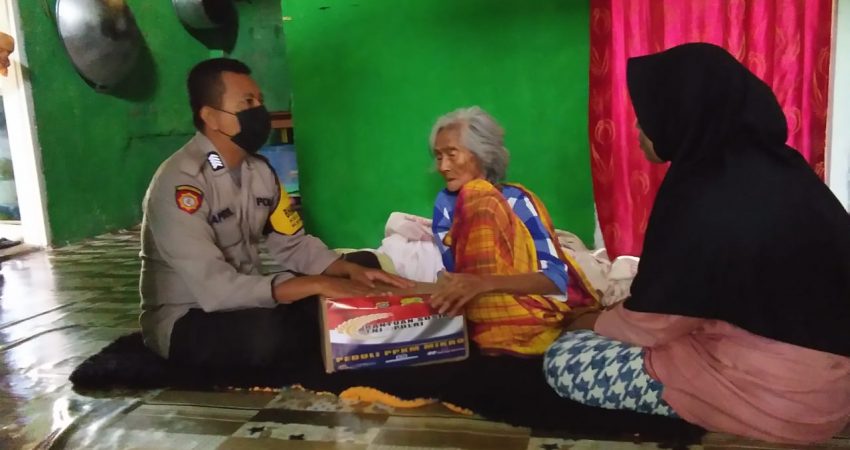 Polres Baubau Kembali Salurkan Sembako PPKM Bagi Masyarakat Terdampak Covid