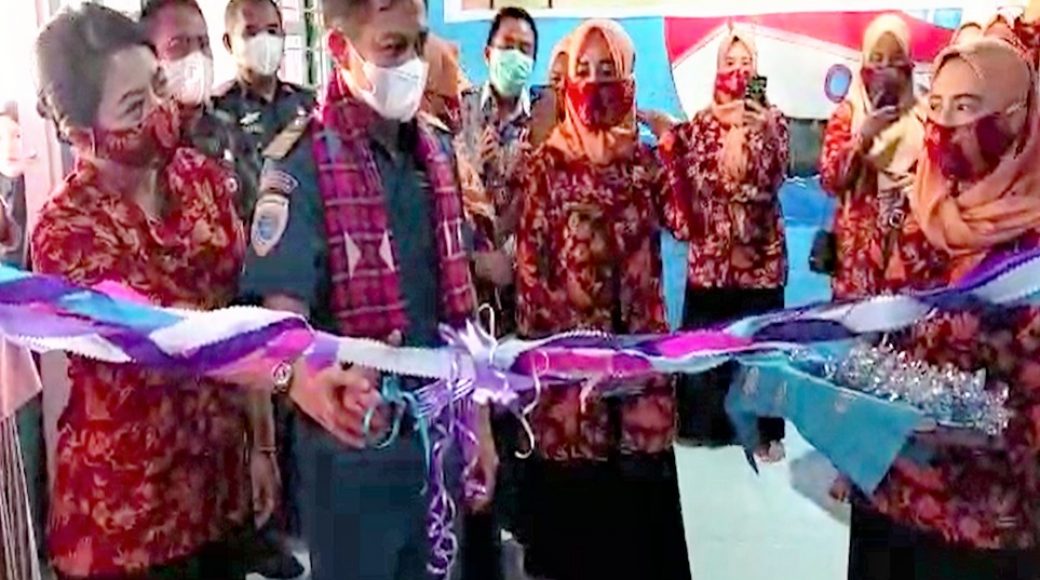 Dorong Minat Baca Anak, Kepala Syahbandar Kolaka bersama Ketua DWP Resmikan Sudut Baca di Kolakaasi
