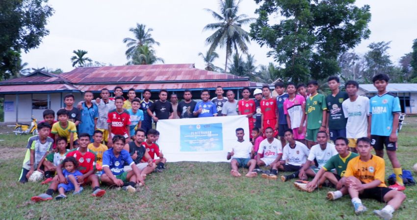 Deputi Kemenpora Serahkan Bantuan kepada Yayasan Satria Insan Cita Sultra