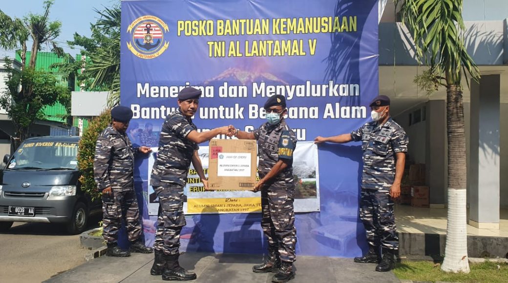 Melalui Lantamal V Surabaya, Alumni SMAN 1 Jepara Salurkan Bantuan Korban Semeru