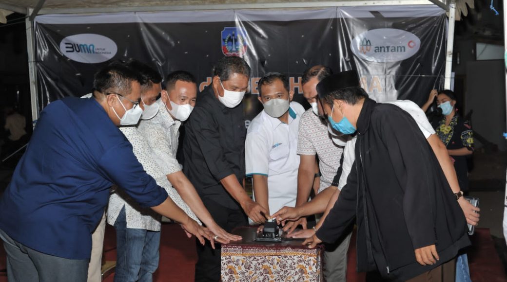 PT Antam Gelar Swicth On dan Serahkan Bantuan Lampu Penerangan Jalan