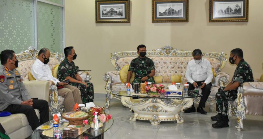 Periksa Kondisi Satuan Jajarannya Pangkoarmada II Kunjungi Lanal Kendari