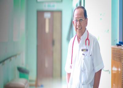 Dokter Gunardi saat praktik