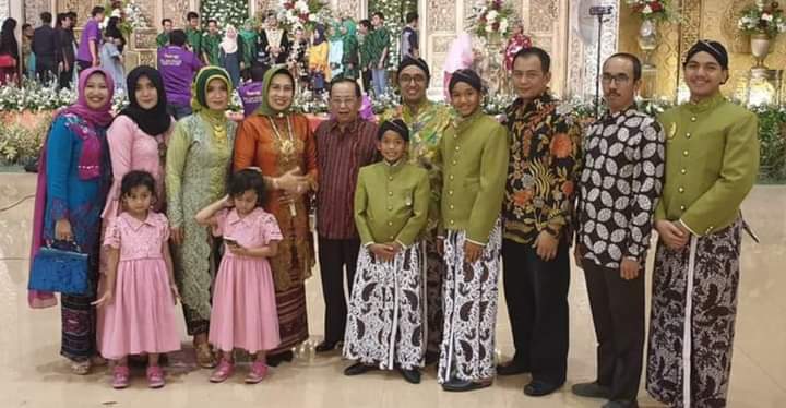 Dokter Gunardi bersama keluarga. Foto dok keluarga