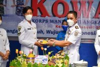 Komandan Lanal Kendari Letkol Laut (P) Iwan Iskandar menyerahkan tumpeng kepada Bintara kowal