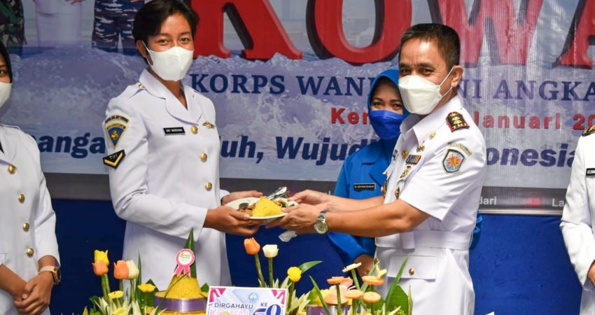 Komandan Lanal Kendari Letkol Laut (P) Iwan Iskandar menyerahkan tumpeng kepada Bintara kowal