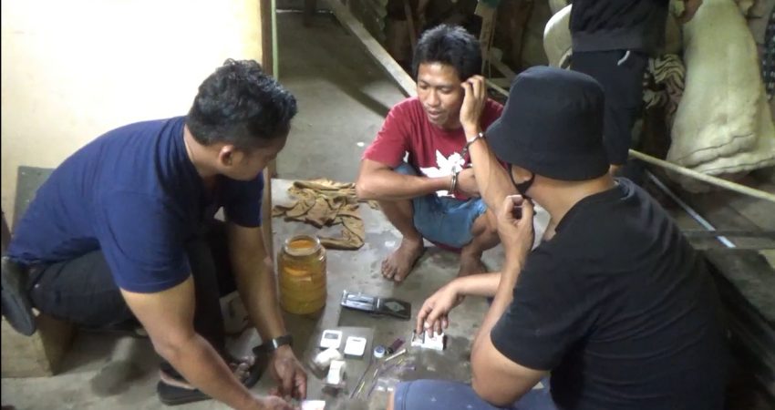 Foto Saat Pengedar Ditangkap di tempat kerjanya
