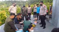 Foto Saat Kapolres Memantau langsung pelaksanaan Vaksin di atas rumah warga Kolaka Timur