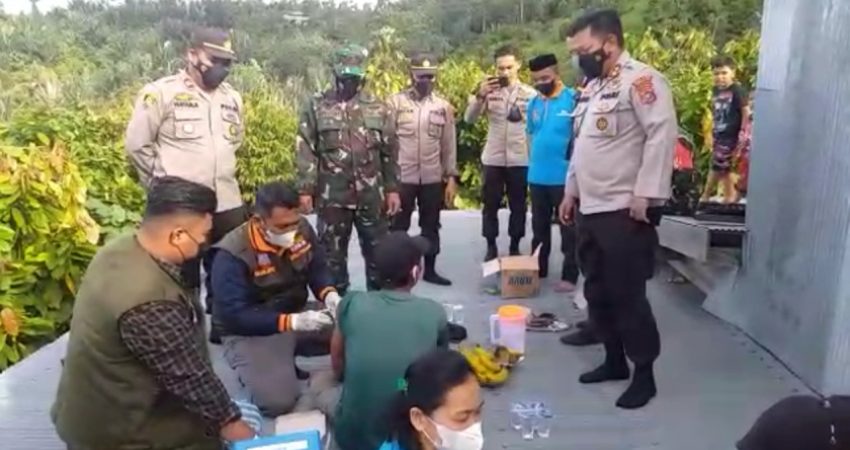 Kendala Jaringan, Polres Kolaka Gelar Vaksinasi di Atas Atap Rumah Warga Koltim