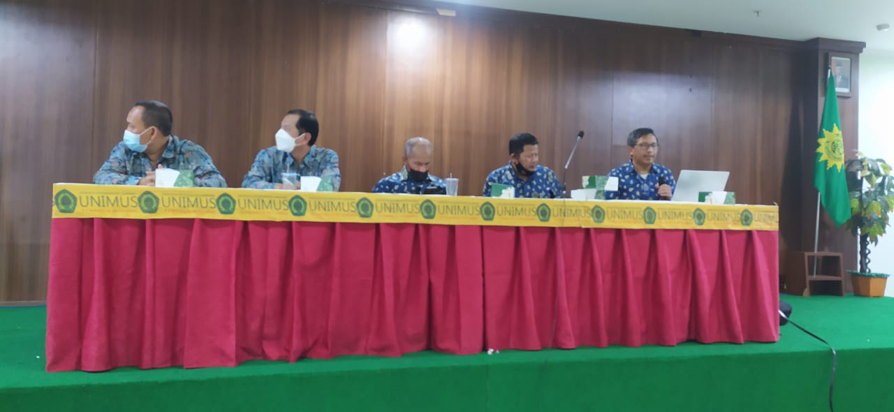 Kepala media center, Kaprodi dan dekan Unimus saat menerima siswa SMK Muhammadiyah Mayong