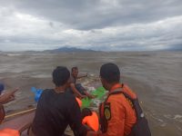 Foto saat tim SAR Kolaka melakukan penyelamatan kapal nelayan yang tenggelam di hantam ombak