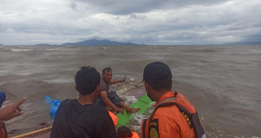 Foto saat tim SAR Kolaka melakukan penyelamatan kapal nelayan yang tenggelam di hantam ombak