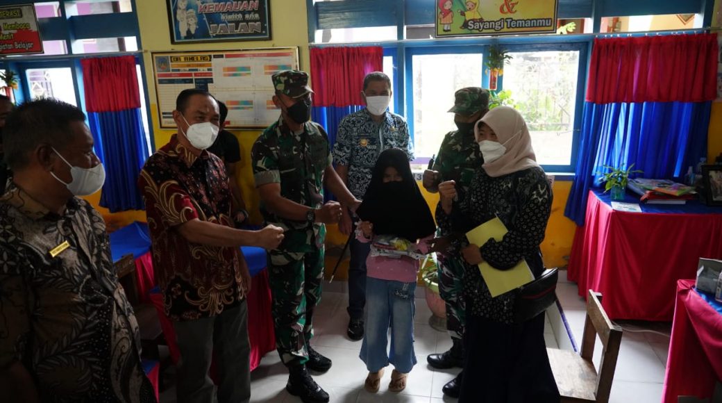 Danrem 143/HO Tinjau Pelaksanaan Imunisasi Merdeka Anak di Kolaka