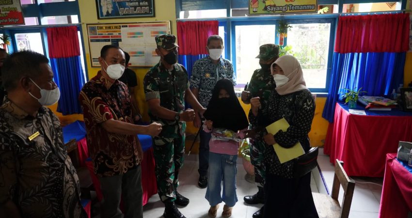 Danrem 143/HO Tinjau Pelaksanaan Imunisasi Merdeka Anak di Kolaka