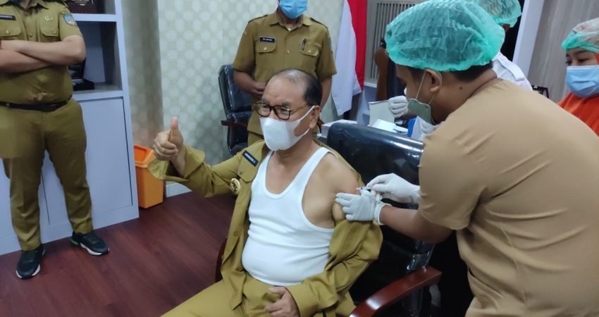 Bupati Bersama Wabup dan Keluarga Gelar Vaksinasi Booster