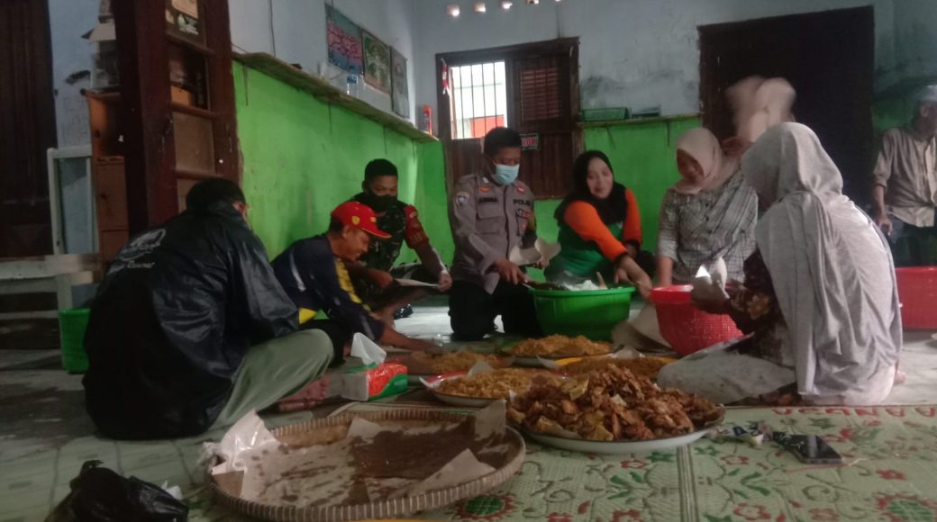 Ribuan Nasi Bungkus Untuk Korban Banjir Desa Pacar