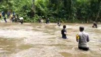Foto saat Bhabinkamtibmas Kelurahan Ulunggolaka Polsek Kolaka Bripka Abd. Syahril yang sedang melakukan pertolongan kepada pengunjung Wisata Air Panas Kea-kea Kabupaten Kolaka