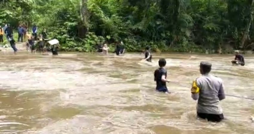 Wisatawan Air Panas Kea-Kea Kolaka Terjebak Banjir Saat Berlibur