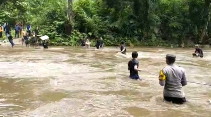 Foto saat Bhabinkamtibmas Kelurahan Ulunggolaka Polsek Kolaka Bripka Abd. Syahril yang sedang melakukan pertolongan kepada pengunjung Wisata Air Panas Kea-kea Kabupaten Kolaka