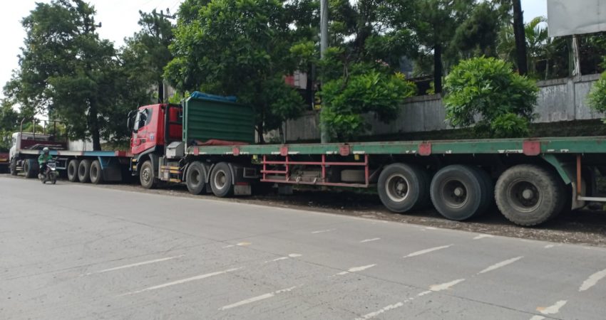 Armada PT Berkat Aci Mulia Diduga Parkir Sembarang di Bahu Jalan