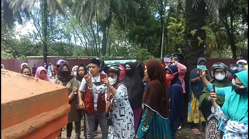 Ratusan Emak-emak Naik Pitam Akibat Tak Dapat Migor di Pasar Murah Bulog