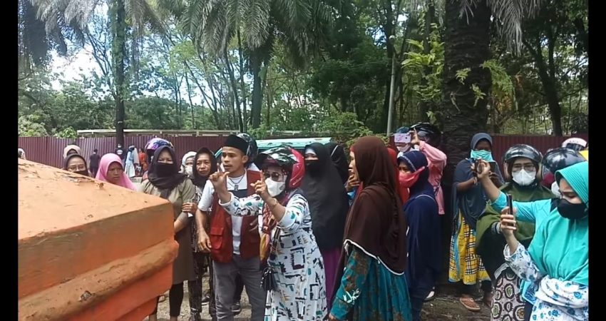 Ratusan Emak-emak Naik Pitam Akibat Tak Dapat Migor di Pasar Murah Bulog