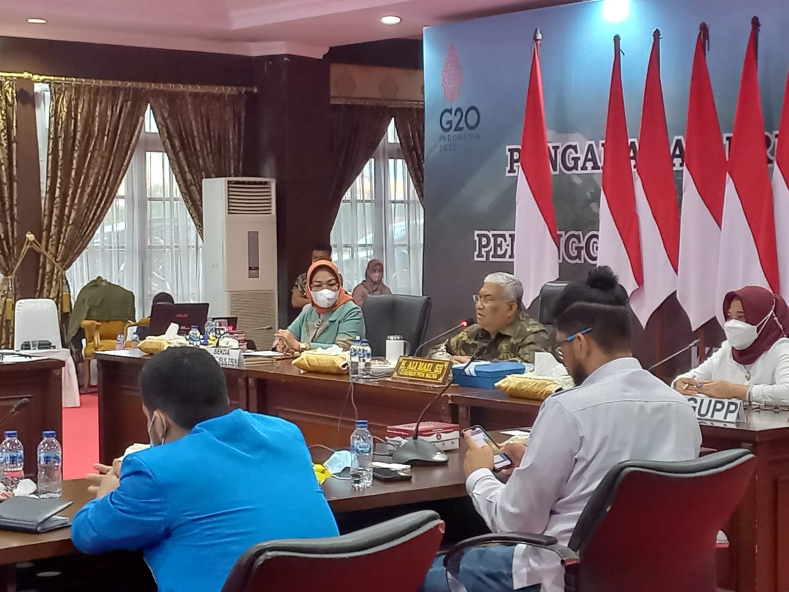 Gubernur Sultra dan Sekda saat memimpin rapat