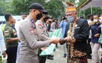 Bupati Konawe, Kery Saiful Konggoasa saat memberikan penghargaan