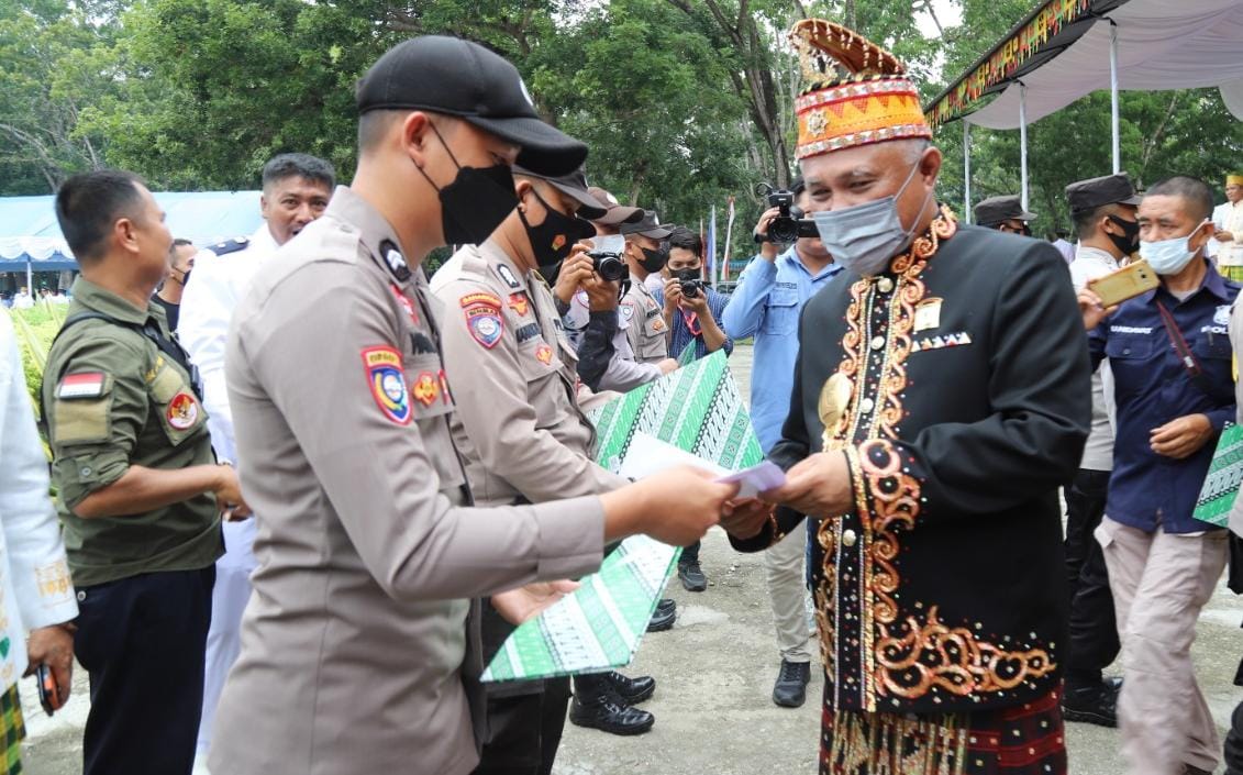 Bupati Konawe, Kery Saiful Konggoasa saat memberikan penghargaan