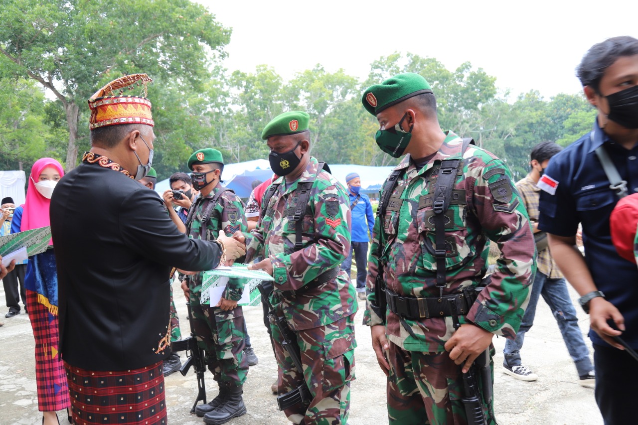 Bupati Konawe saat berikan penghargaan