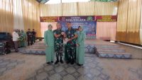 Foto Dandim 1412/Kolaka pejabat lama dan baru saling memberikan cendramanta