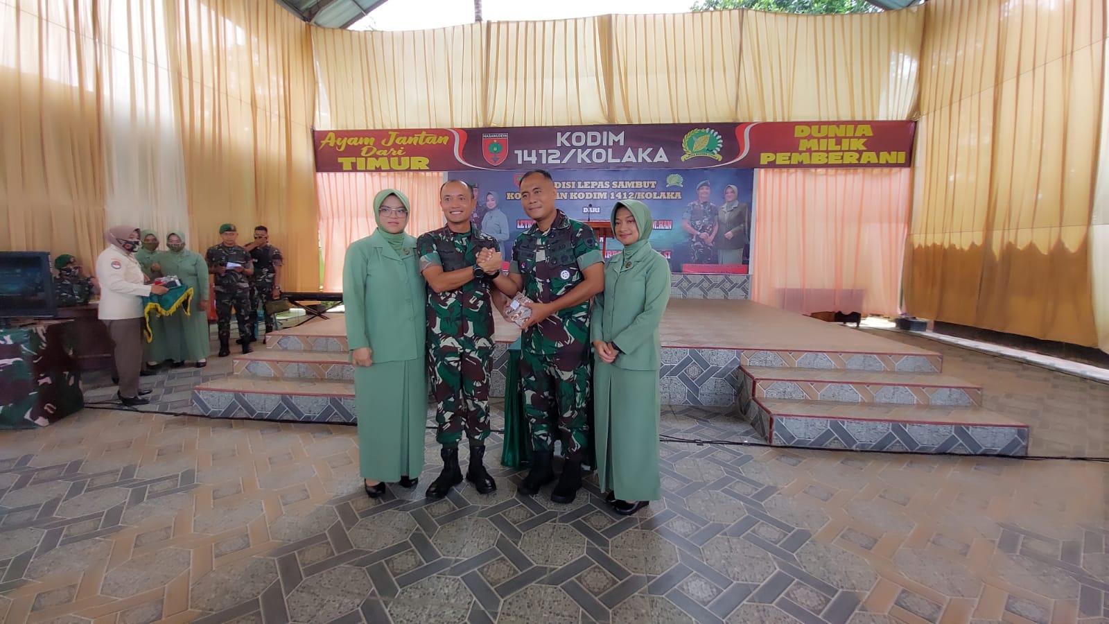 Foto Dandim 1412/Kolaka pejabat lama dan baru saling memberikan cendramanta