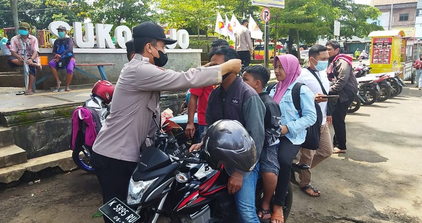 Polsek Sukorejo Bagikan 150 Masker Gratis dalam Operasi Aman Nusa II Candi 2022