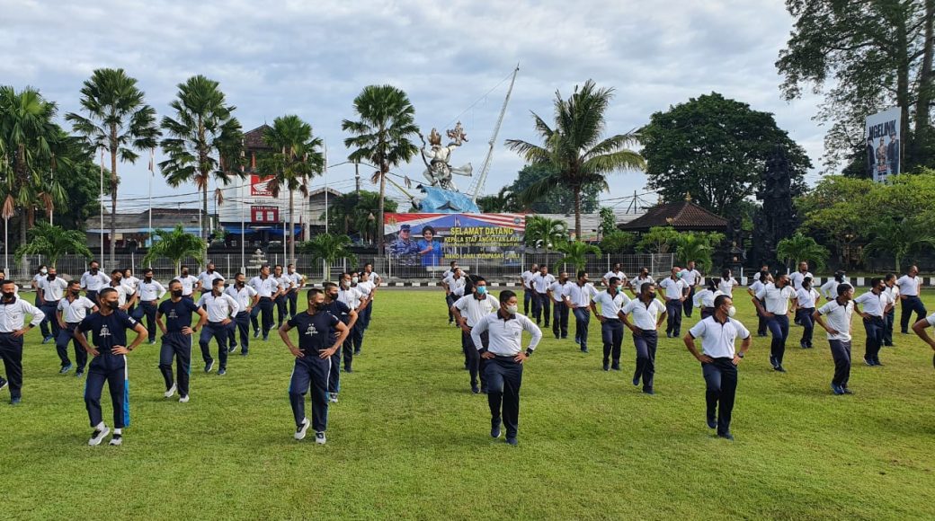 Prajurit KRI Ajak-653 Olahraga Bersama Dengan Prajurit Lanal Denpasar