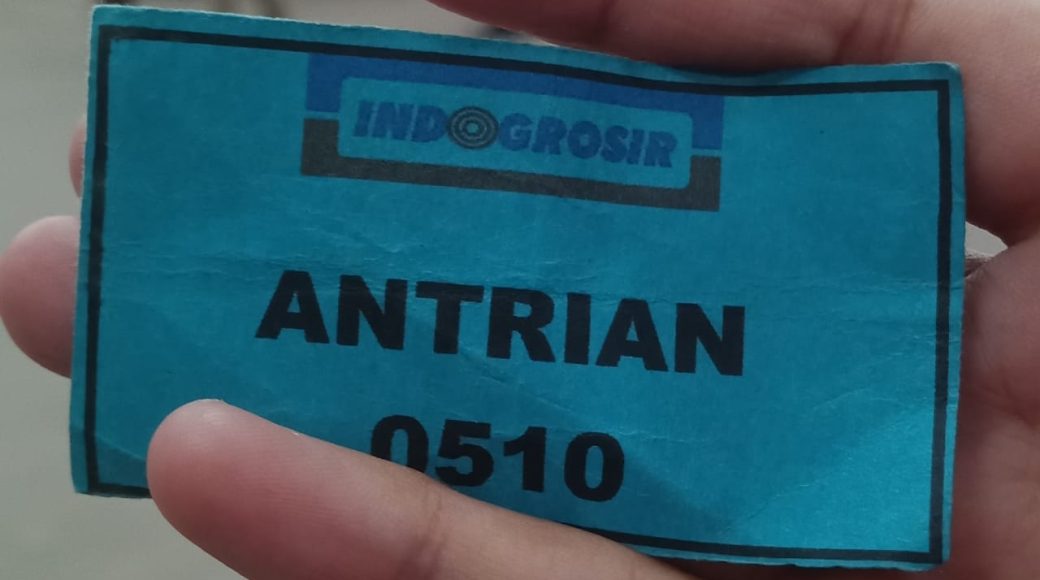 Diserobot Warga, Indogrosir Kendari Berlakukan Nomor Antrean untuk Beli Migor