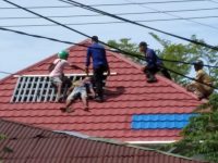 Foto Saat tim evakuasi melakukan pertolongan ke korban tersengat listrik di atap rumah dinas salah seorang Dokter di kolaka