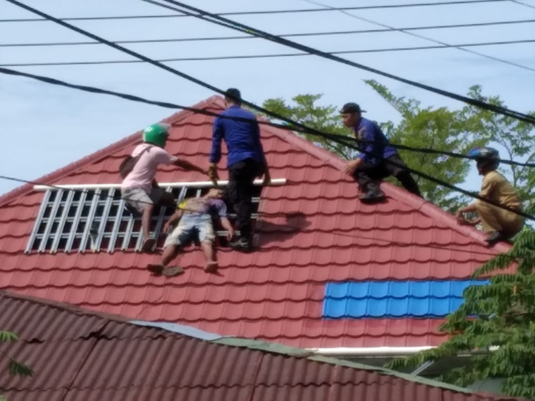 Foto Saat tim evakuasi melakukan pertolongan ke korban tersengat listrik di atap rumah dinas salah seorang Dokter di kolaka